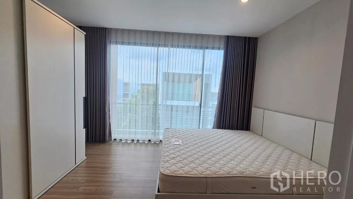 ทาวน์เฮาส์ ให้เช่าในSaphan Sung, Bangkok - ห้องนอนรองพร้อมเตียง ตู้เสื้อผ้า และหน้าต่างเต็มบาน