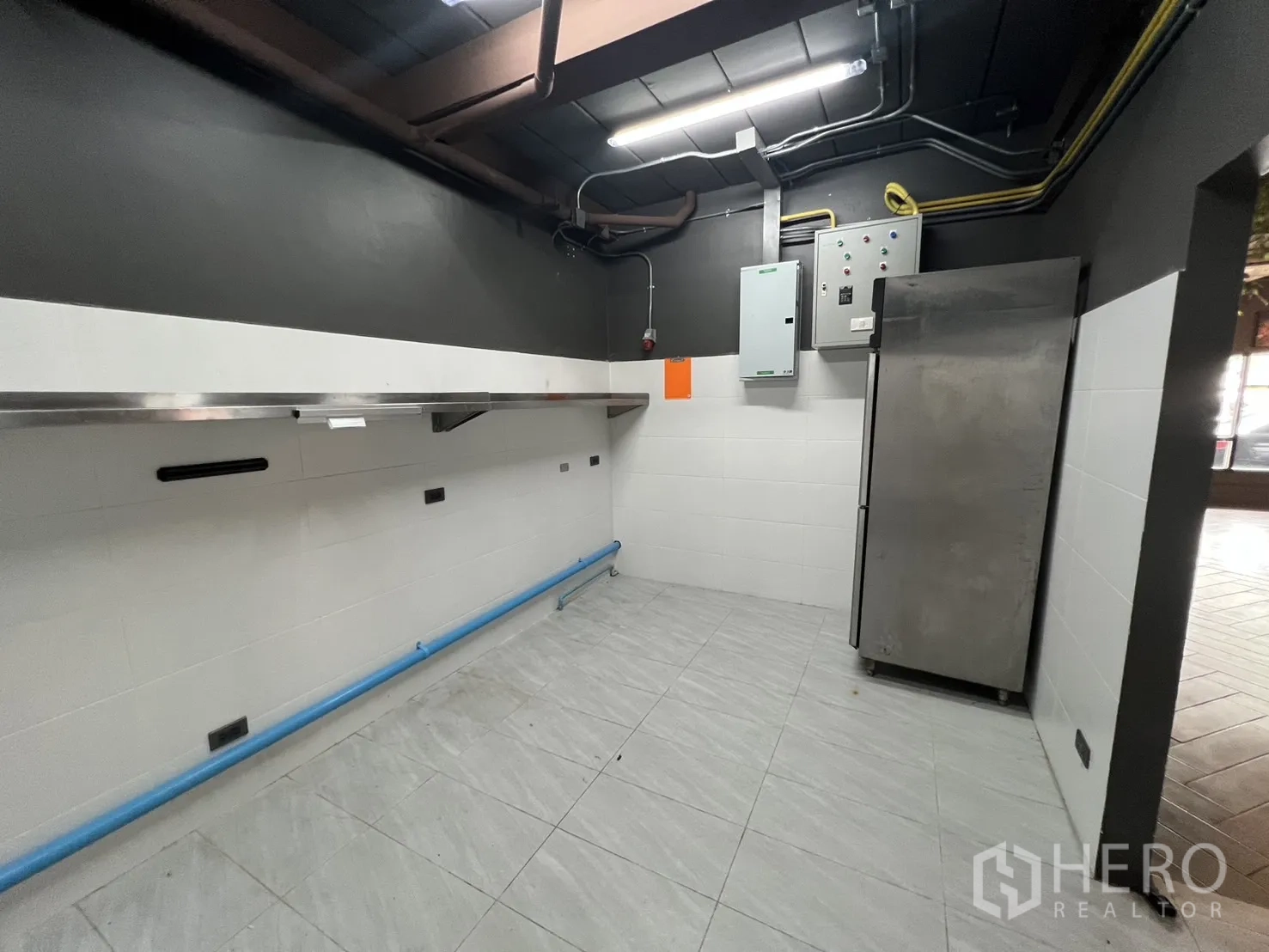 พื้นที่ขายปลีก ให้เช่าในWatthana, Bangkok - พื้นที่เตรียมงาน มีตู้ควบคุมไฟ แสงสว่าง และตู้แช่สแตนเลส