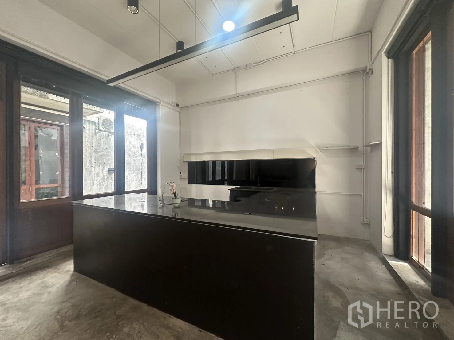 สำนักงานที่บ้าน ให้เช่าในPathum Wan, Bangkok - ห้องโอเพ่นแพลนพร้อมไอส์แลนด์เคาน์เตอร์ยาว เหมาะกับคาเฟ่หรือโชว์รูม