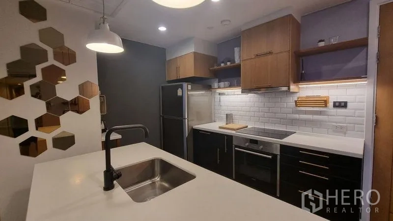 คอนโด ให้เช่าในWatthana, Bangkok - ห้องนั่งเล่นและรับประทานอาหารสว่าง โปร่ง มีทางออกระเบียง โซฟา และโต๊ะอาหารพร้อมไฟห้อย