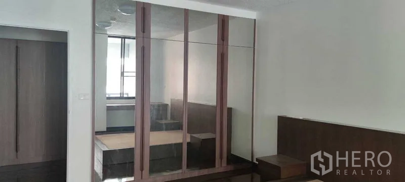 อพาร์ทเมนท์ ให้เช่าในPathum Wan, Bangkok - ห้องนอนพร้อมตู้บิวท์อินบานกระจกและหัวเตียงไม้