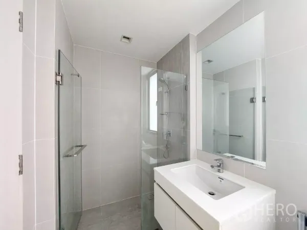 ทาวน์เฮาส์ ให้เช่าในLat Phrao, Bangkok - ห้องน้ำทันสมัย พร้อมตู้กระจกอาบน้ำ อ่างล้างหน้าและกระจกบานใหญ่