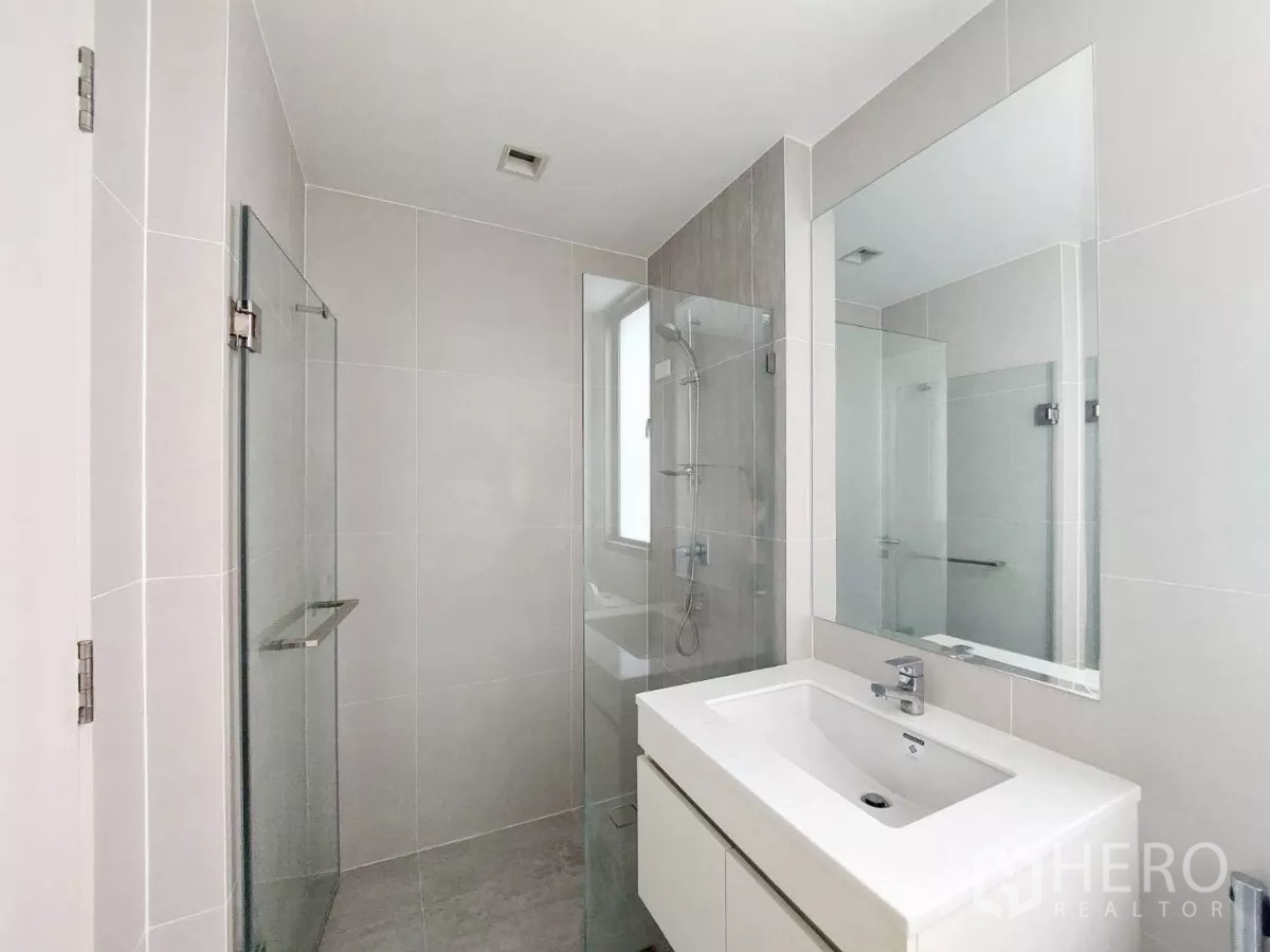 ทาวน์เฮาส์ ให้เช่าในLat Phrao, Bangkok - ห้องน้ำทันสมัย พร้อมตู้กระจกอาบน้ำ อ่างล้างหน้าและกระจกบานใหญ่