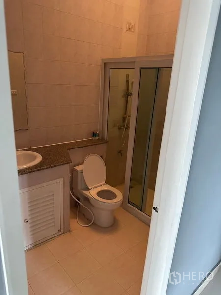 ทาวน์เฮาส์ ให้เช่าในBang Kapi, Bangkok - ห้องน้ำพร้อมตู้ชาวเวอร์กระจก โถสุขภัณฑ์ และอ่างล้างหน้า