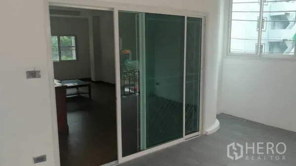 Townhouse for rent in Khlong Toei, Bangkok - Thonglor townhouse interior with sliding glass door and bright windows connecting two rooms.