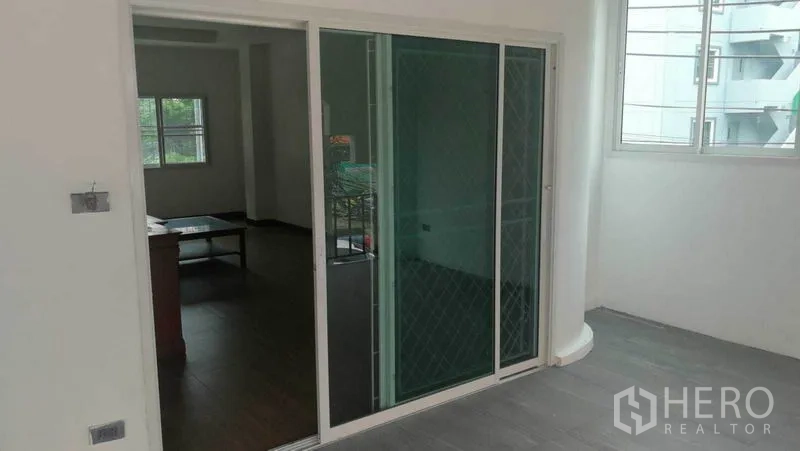Townhouse for rent in Khlong Toei, Bangkok - Thonglor townhouse interior with sliding glass door and bright windows connecting two rooms.