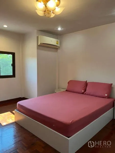 独立式住宅 出租在Samut Prakan - 次卧铺木地板，采光良好并配分体空调。