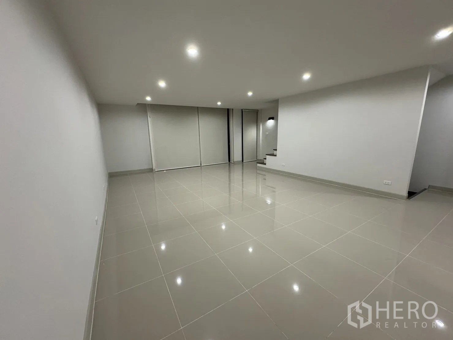 สำนักงานที่บ้าน ให้เช่าในBang Khen, Bangkok - ห้องอเนกประสงค์กว้างพร้อมไฟฝังฝ้าและมู่ลี่