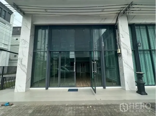 สำนักงานที่บ้าน ให้เช่าในSuan Luang, Bangkok - หน้าบ้านกระจกโปร่งเพดานสูง ประตูเลื่อน เหมาะเป็นโชว์รูมหรือรับรอง