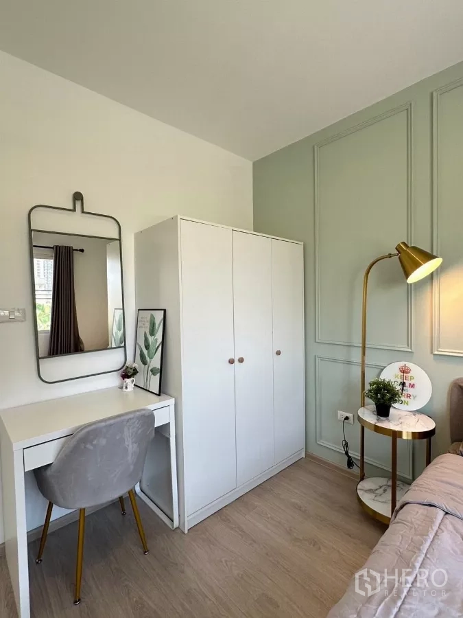 ทาวน์เฮาส์ ให้เช่าในBang Phli, Samut Prakan - มุมห้องนอนที่สอง แสดงตู้เสื้อผ้าและโคมไฟยืน