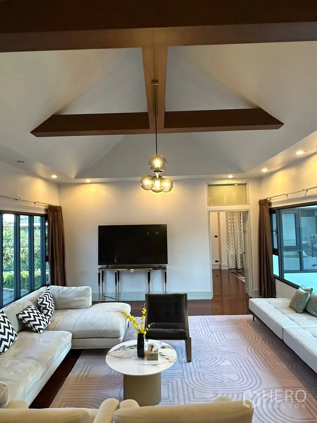 บ้านเดี่ยว for rent in Watthana, Bangkok - ห้องพักผ่อนชั้นบนพร้อมโซฟา ทีวี และฝ้าไม้ทรงสูง