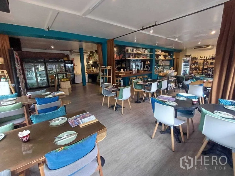 พื้นที่ขายปลีก ให้เช่าในWatthana, Bangkok - พื้นที่รับประทานอาหารมีโต๊ะเก้าอี้หลากแบบบนพื้นลายไม้