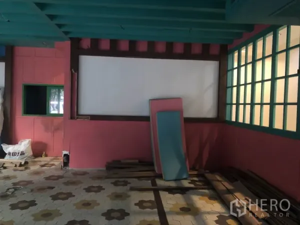 พื้นที่ขายปลีก ให้เช่าในKhlong Toei, Bangkok - มุมภายในร้าน เพดานคานสีฟ้า แผงผนังสีขาว พร้อมแผ่นไม้พิงผนังสีชมพู