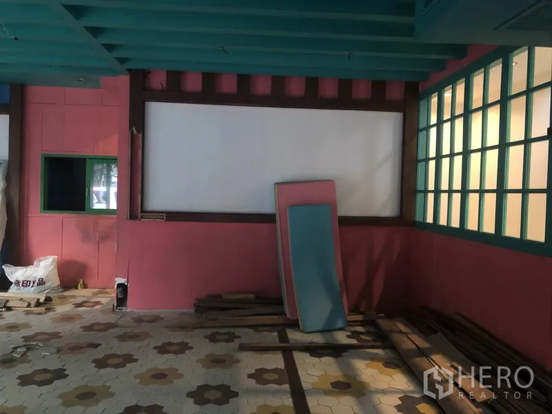 พื้นที่ขายปลีก ให้เช่าในKhlong Toei, Bangkok - มุมภายในร้าน เพดานคานสีฟ้า แผงผนังสีขาว พร้อมแผ่นไม้พิงผนังสีชมพู