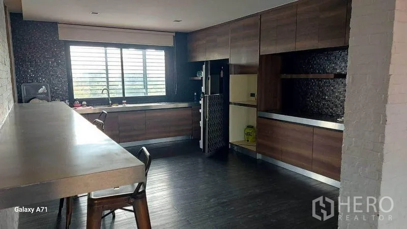 สำนักงานที่บ้าน ให้เช่าในNong Khaem, Bangkok - ห้องแพนทรีครัวพร้อมเคาน์เตอร์ยาว ตู้เก็บของครบ และหน้าต่างบานใหญ่