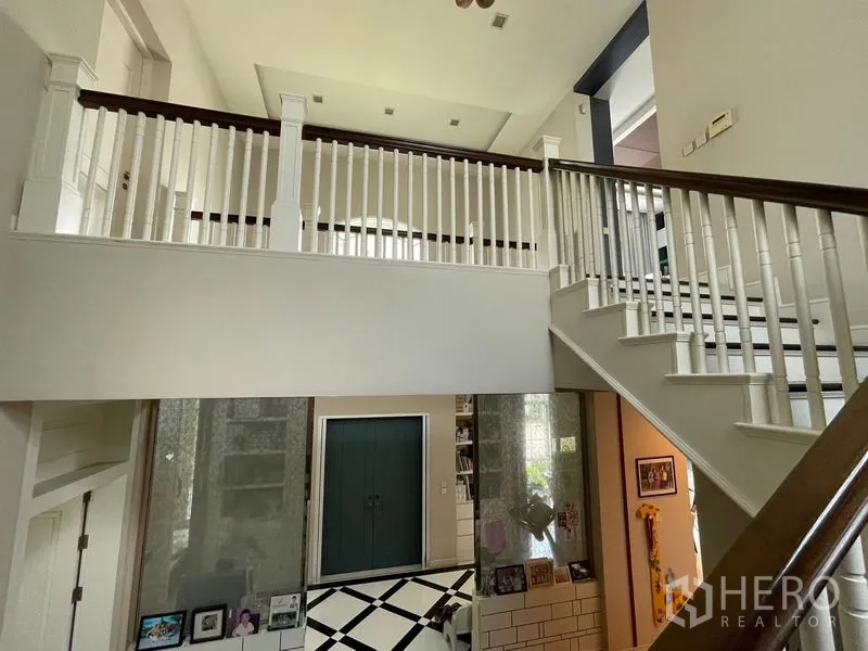 独立式住宅 出租在Bang Phli, Samut Prakan - 挑高玄关配白色楼梯与栏杆