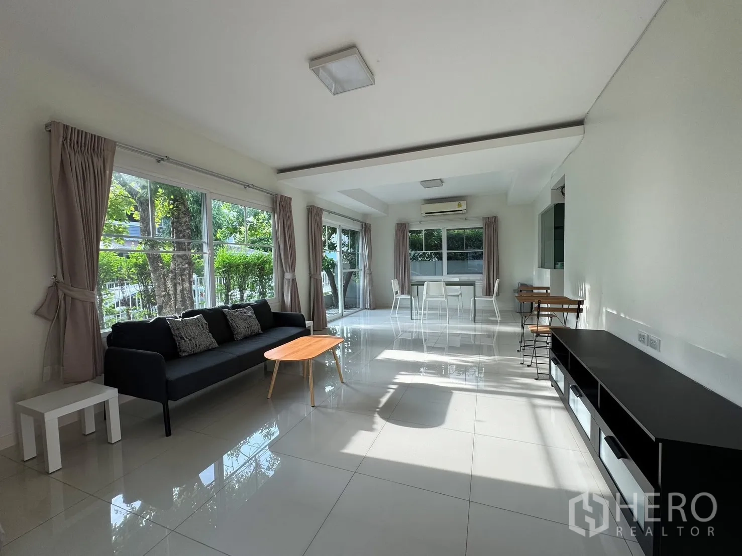 Detached House for rent in Bang Phli, Samut Prakan - Open-plan living and dining room with large windows and plenty of light.