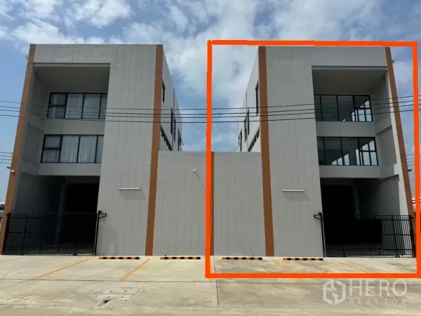 工厂 出租或出售在Bang Bua Thong, Nonthaburi - 双体工厂正面视角，右侧单元突出显示。