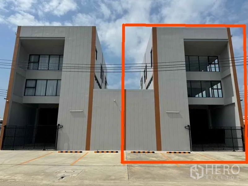 工厂 出租或出售在Bang Bua Thong, Nonthaburi - 双体工厂正面视角，右侧单元突出显示。
