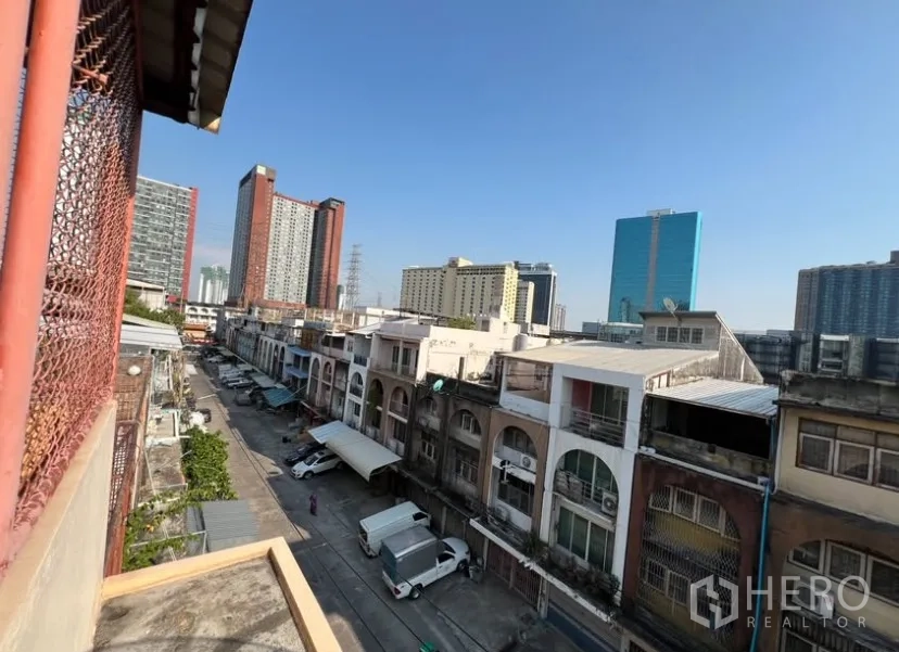 店屋 for rent in Suan Luang, Bangkok - 顶层露台视角，可见成排店屋与周边高楼。