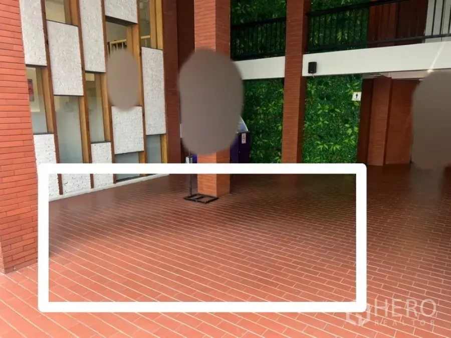 พื้นที่ขายปลีก ให้เช่า - ทางเดินอาคารมีหลังคาปูอิฐแดง เสาอิฐ ผนังแต่งลาย พร้อมพื้นที่คีออสที่ทำกรอบไว้ชัดเจน.