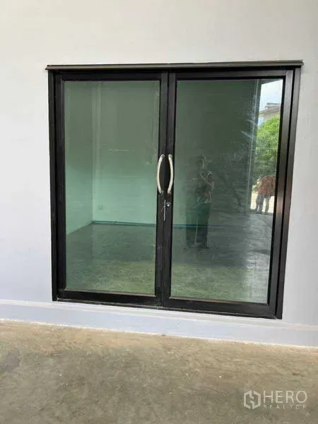 คลังสินค้า ให้เช่าในBang Khun Thian, Bangkok - ประตูกระจกบานเลื่อนกรอบสีดำทางเข้าโซนออฟฟิศ