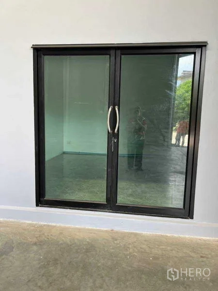 คลังสินค้า ให้เช่าในBang Khun Thian, Bangkok - ประตูกระจกบานเลื่อนกรอบสีดำทางเข้าโซนออฟฟิศ