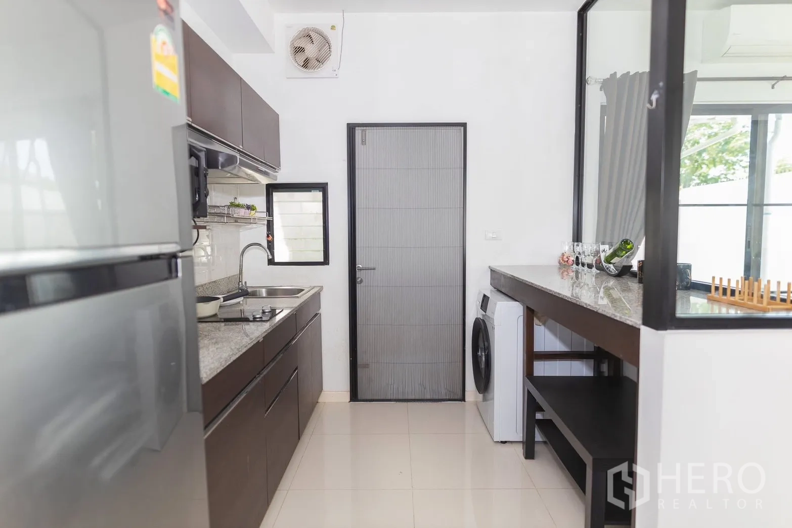 Townhouse for rent in Bang Phli, Samut Prakan - Galley kitchen with breakfast counter and window ventilation.