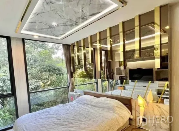 คอนโด ขายในWatthana, Bangkok - ห้องนอนพร้อมหน้าต่างสูงจรดเพดาน วิวต้นไม้ เพดานลายหินอ่อน และดีเทลสีทอง