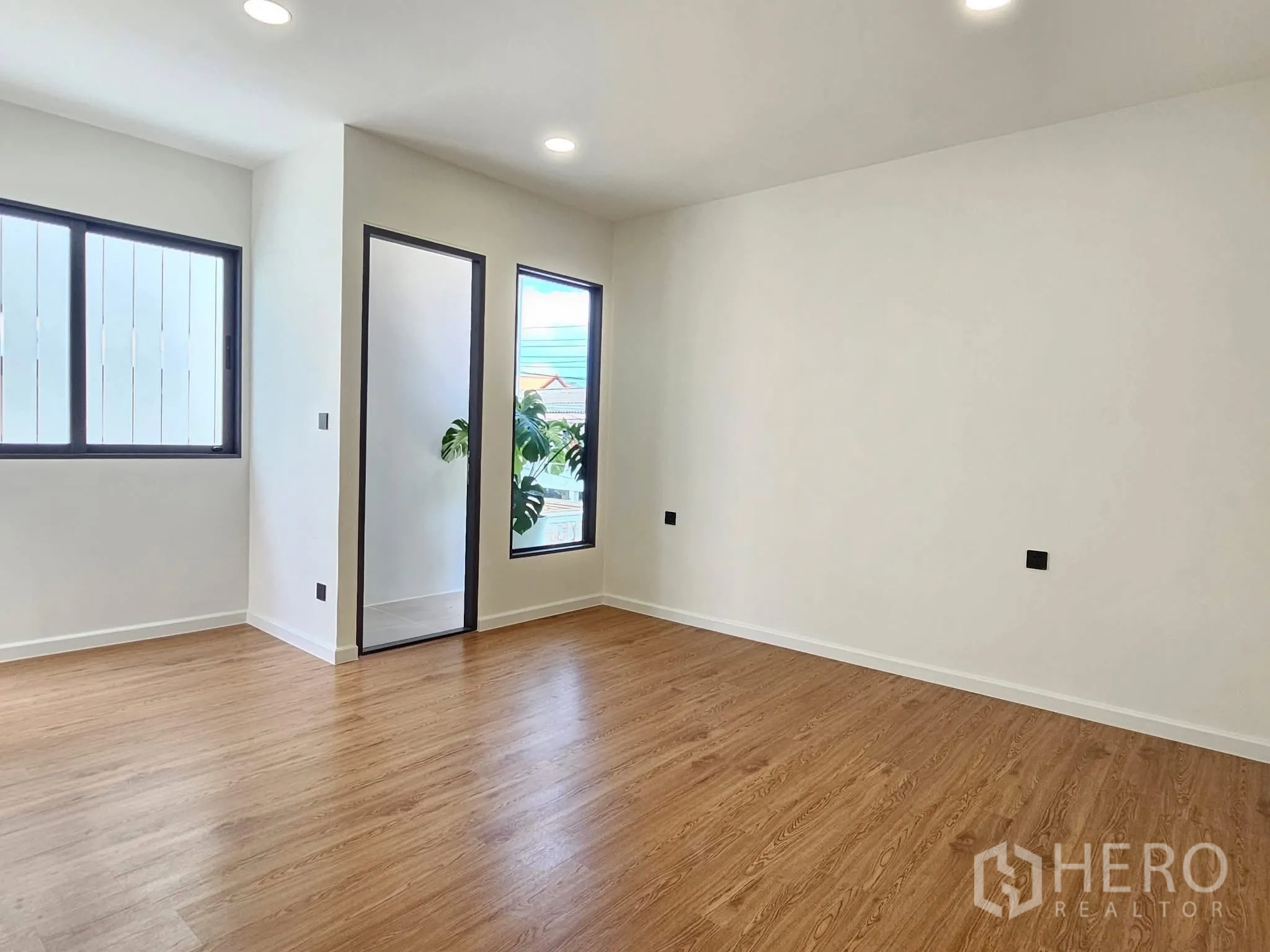 บ้านเดี่ยว for sale in Lat Phrao, Bangkok - ห้องนอนกว้างมีหน้าต่างใหญ่และประตูกระจกออกไประเบียงเล็ก