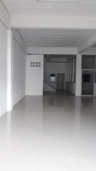 อาคารพาณิชย์ ให้เช่าในLam Luk Ka, Pathum Thani - ชั้นล่างอาคารพาณิชย์กว้าง พื้นกระเบื้องเงา เพดานสูง มีบันไดด้านหลัง