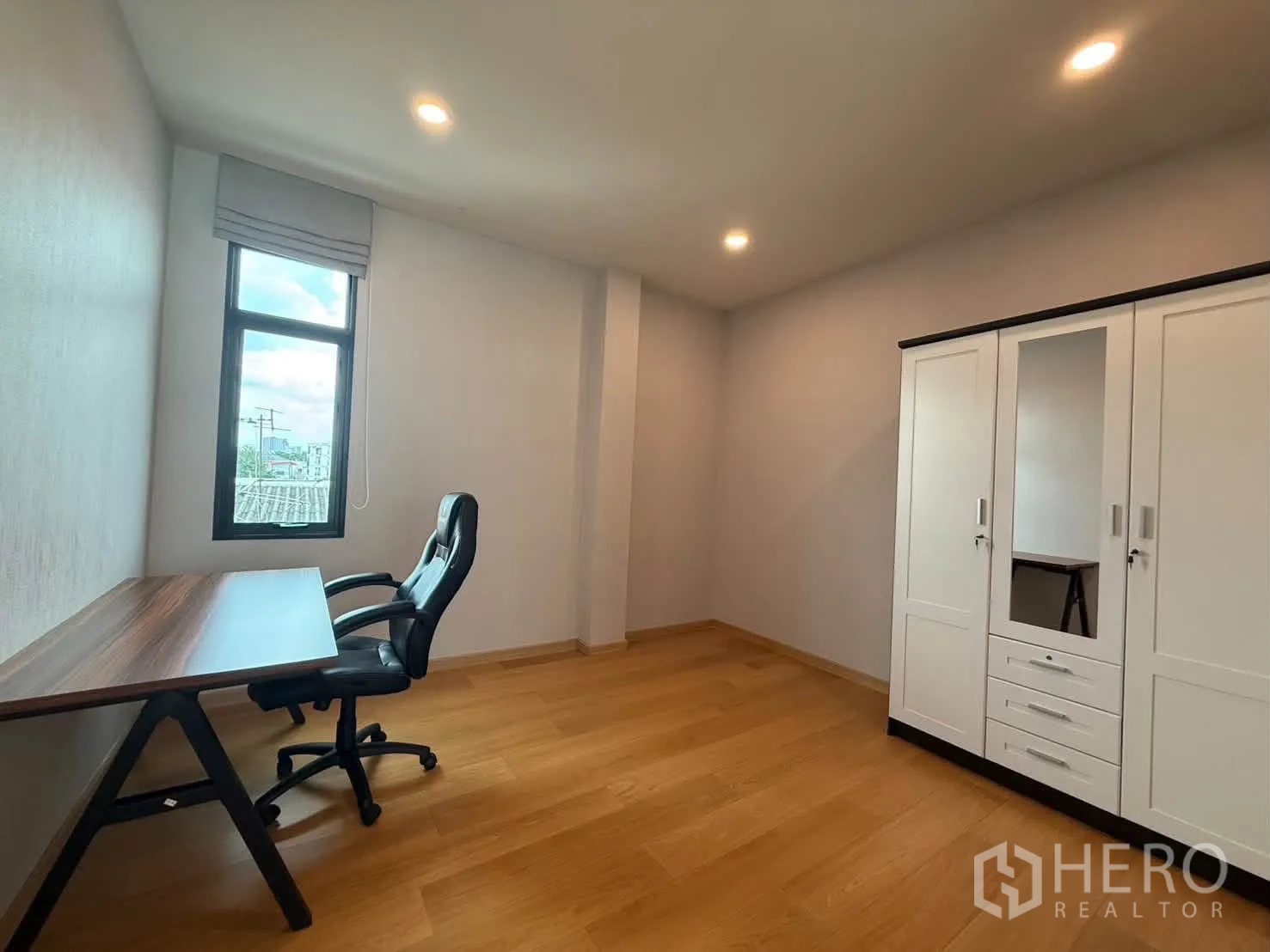 独栋房屋 for rent in Suan Luang, Bangkok - 书房配书桌、办公椅与衣柜，临窗采光。