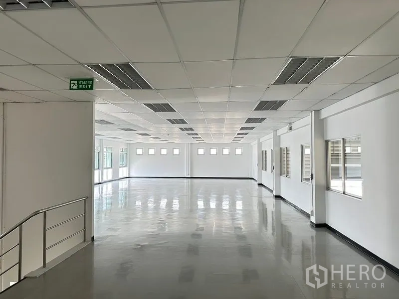 工厂 出租在Phra Nakhon Si Ayutthaya - 二层开放式办公区，吊顶、日光灯照明与多面采光窗。