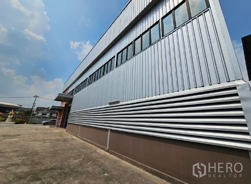 货栈 出租或出售在Lak Si, Bangkok - 金属墙板仓库侧立面与长车道特写