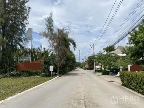 货栈 出租在Samut Sakhon - 工业园内林荫道路，靠近仓库。