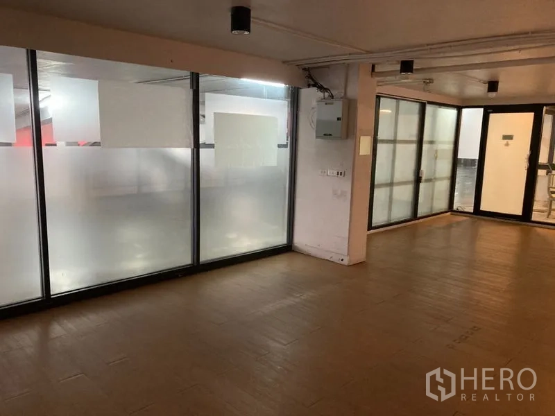 零售空间 出租在Khlong Toei, Bangkok - 侧墙设有磨砂玻璃、设备箱及第二入口。