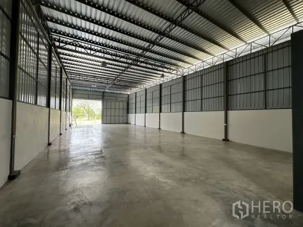 คลังสินค้า ให้เช่าในKhlong Sam Wa, Bangkok - พื้นที่โล่งโปร่ง แผ่นหลังคาโปร่งแสง และประตูม้วนหลังขนาดใหญ่