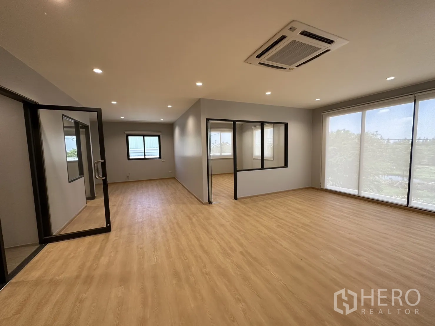 โรงงาน ขายในLam Luk Ka, Pathum Thani - พื้นที่ออฟฟิศแบบโอเพ่นสเปซ มีห้องกระจกหลายช่วง แสงธรรมชาติดี.