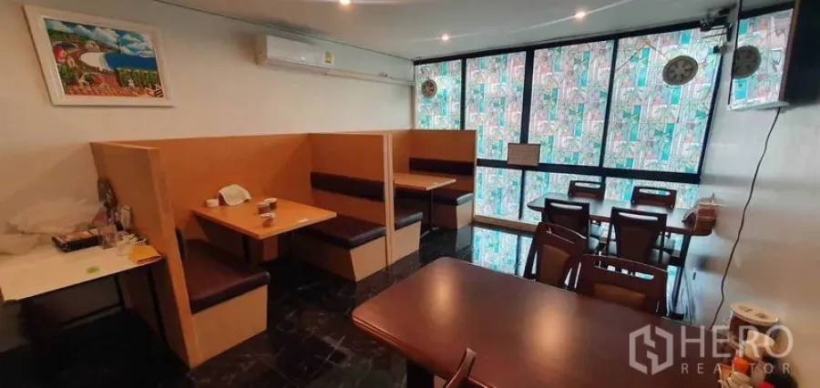 店屋 出租在Khlong Toei, Bangkok - 带木质卡座、花纹窗和空调的就餐区