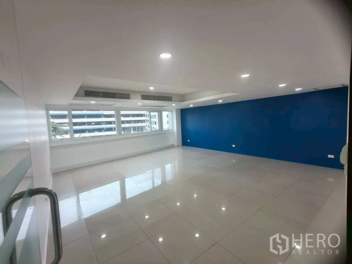 สำนักงาน ให้เช่าในChatuchak, Bangkok - ห้องทำงานส่วนตัว ผนังสีน้ำเงิน ไฟดาวน์ไลท์ และหน้าต่างยาว