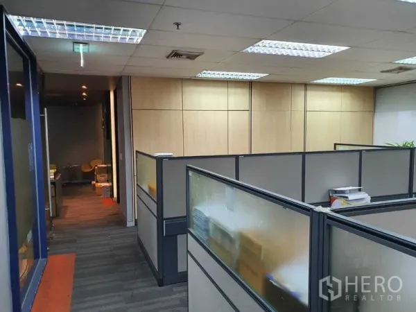 สำนักงาน ให้เช่าในWatthana, Bangkok - ทางเดินสู่โซนทำงาน พร้อมผนังลายไม้และไฟฝ้ากริด