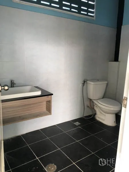 工厂 出租或出售在Bang Bua Thong, Nonthaburi - 厂内整洁卫浴，设洗手台与坐便器。
