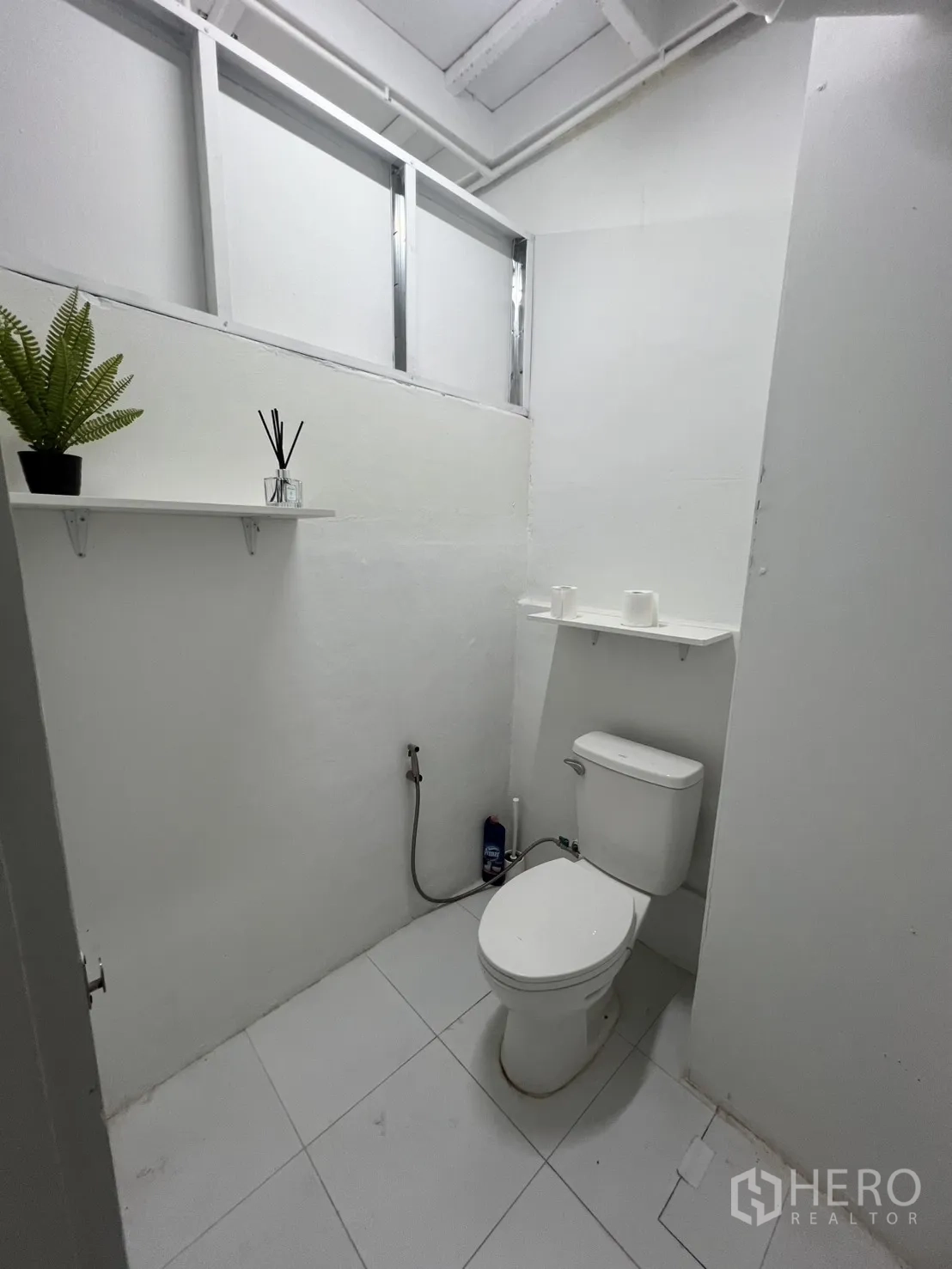 อาคารพาณิชย์ ให้เช่าหรือขายในKhlong Toei, Bangkok - ห้องน้ำสะอาด มีโถสุขภัณฑ์และชั้นวางต้นไม้ตกแต่ง