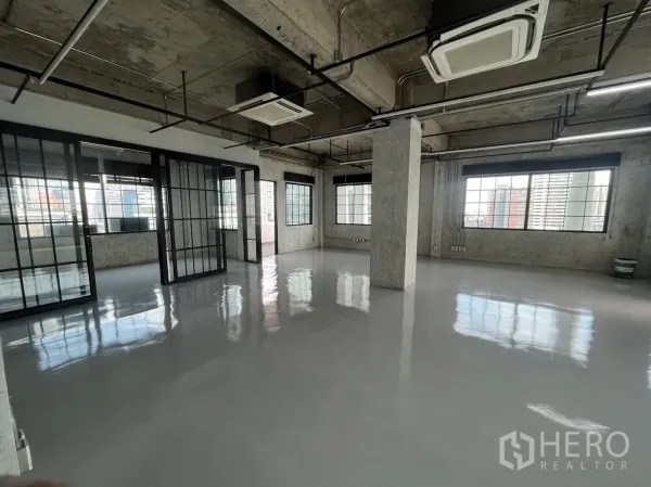 สำนักงาน ให้เช่าในKhlong Toei, Bangkok - พื้นที่ทำงานแบบเปิดโล่ง ประตูกระจกบานเลื่อน เดินท่อลอย โคมไฟเส้นยาว และหน้าต่างบานใหญ่รับแสงธรรมชาติ