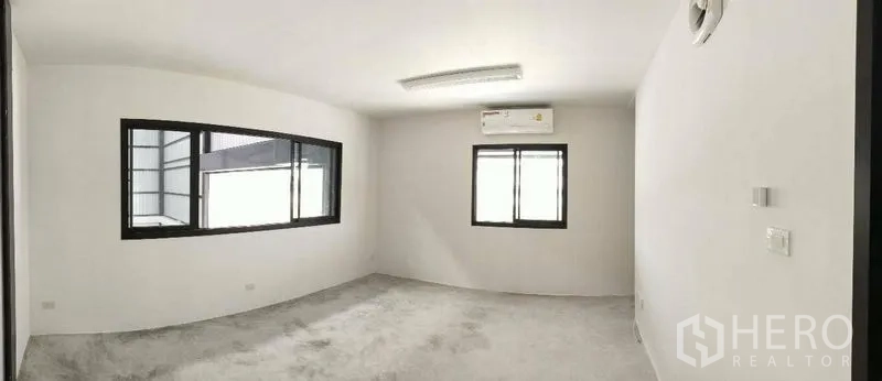 货栈 出租在Bang Phli, Samut Prakan - 仓内空调办公室，白色墙面与黑框窗户