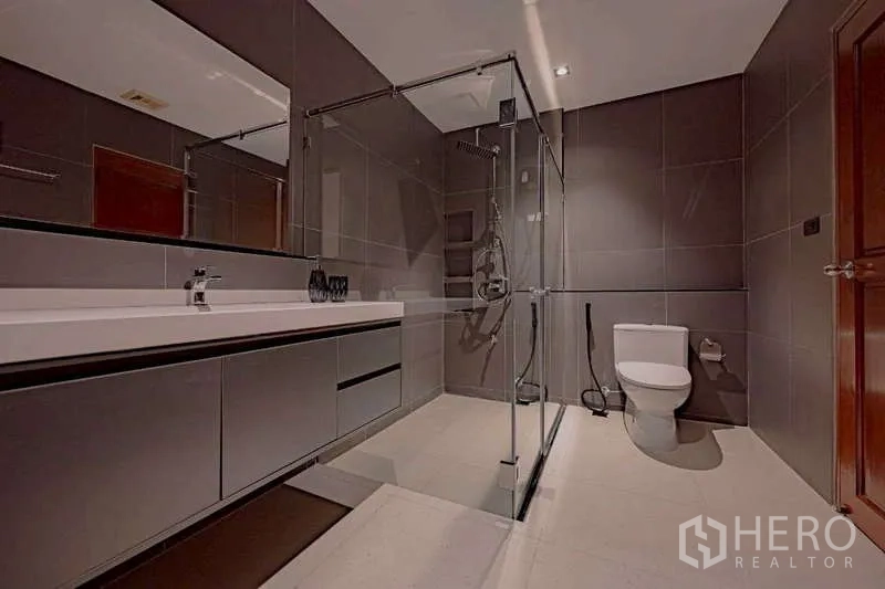 บ้าน ให้เช่าหรือขายในPhra Khanong, Bangkok - ห้องน้ำร่วมสมัย พร้อมฝักบัวแบบวอล์คอินและเคาน์เตอร์ยาว