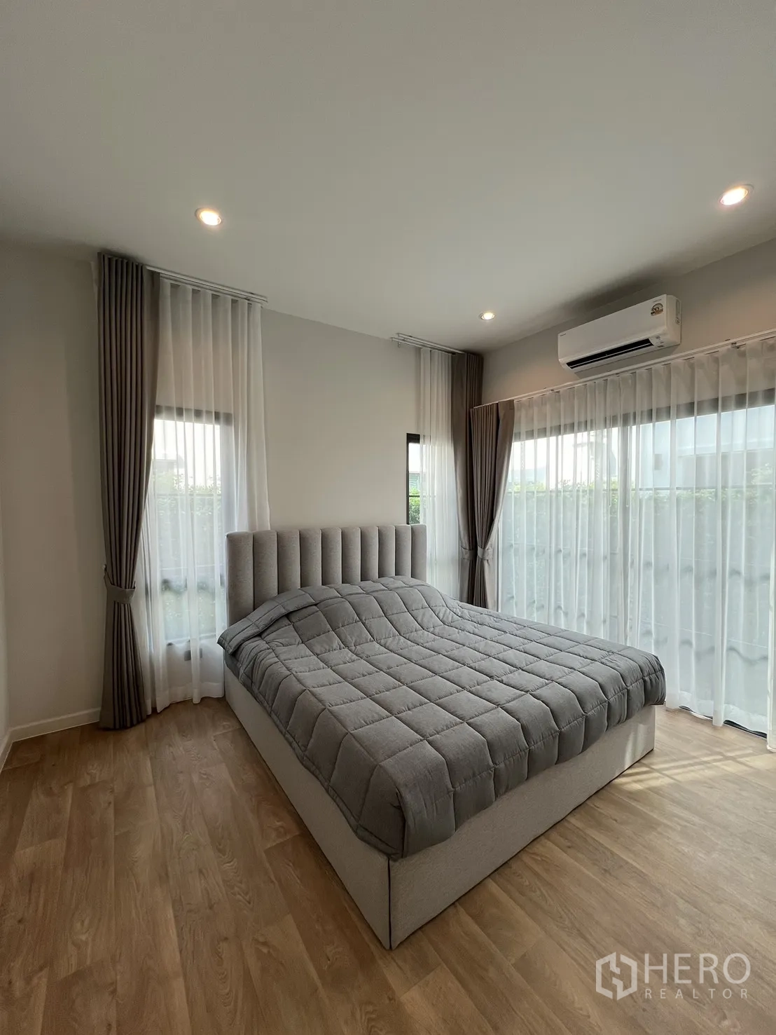 บ้านเดี่ยว for rent in Bang Phli, Samut Prakan - ห้องนอนมุมพื้นลายไม้ ผ้าม่านโปร่ง และเตียงบุนวม