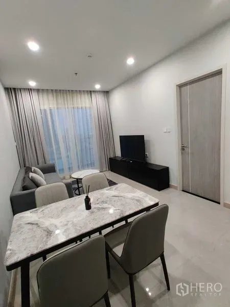 公寓 出租在Bang Rak, Bangkok - 客餐一体空间，四人餐桌、电视柜与带窗帘的落地窗。