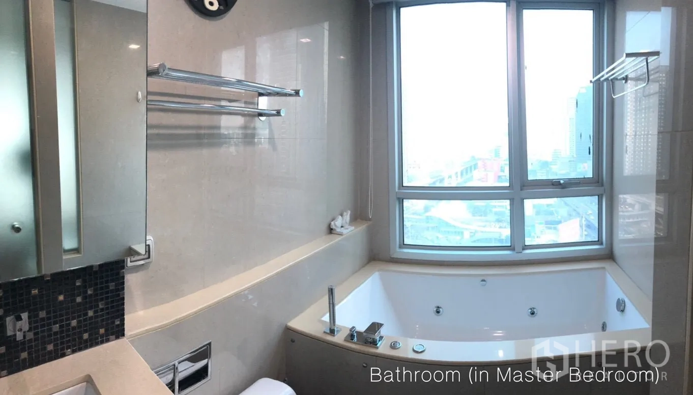 公寓 出租或出售在Ratchathewi, Bangkok - 主卧卫浴配转角按摩浴缸，靠近大窗可观城市天际线。