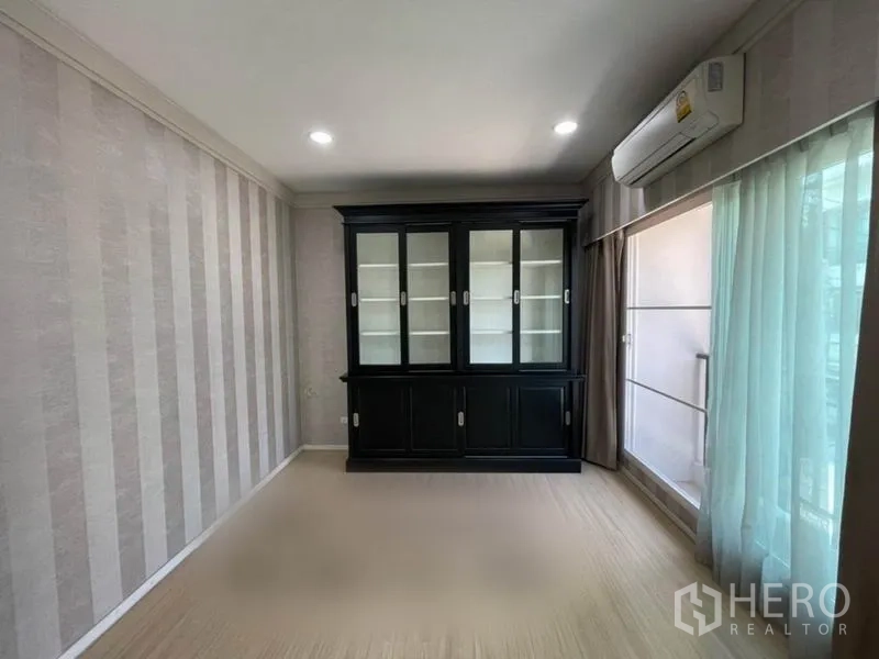 ทาวน์เฮาส์ ขายในSuan Luang, Bangkok - ห้องนอนหรือห้องทำงาน ตู้โชว์สีเข้ม ผ้าม่านทึบ และเครื่องปรับอากาศ